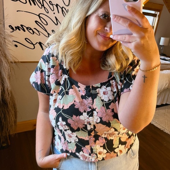 Who What Wear Floral Puff Sleeve Button Top - Picture 2 of 4